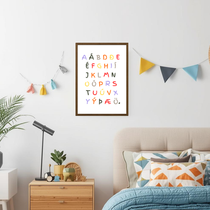 Stafrófsplakat í skemmtilegum litum með öllu íslenska stafrófinu, hangandi á vegg í barnaherbergi.
